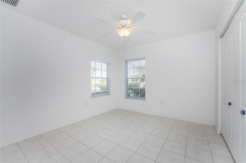 Activo con contrato: $370,000 (3 camas, 2 baños, 1949 Pies cuadrados)