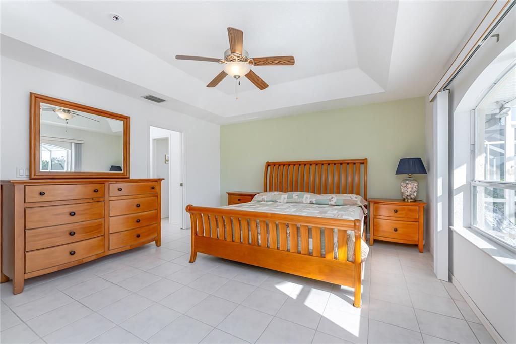 Activo con contrato: $370,000 (3 camas, 2 baños, 1949 Pies cuadrados)