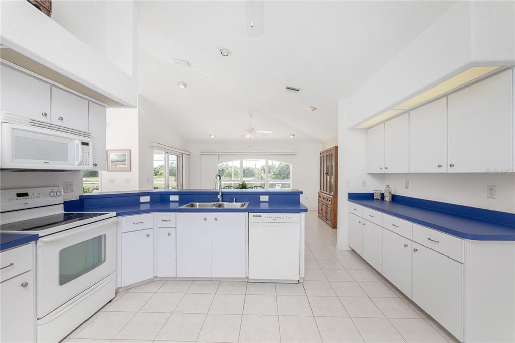 Activo con contrato: $370,000 (3 camas, 2 baños, 1949 Pies cuadrados)