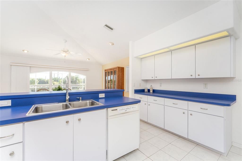 Activo con contrato: $370,000 (3 camas, 2 baños, 1949 Pies cuadrados)