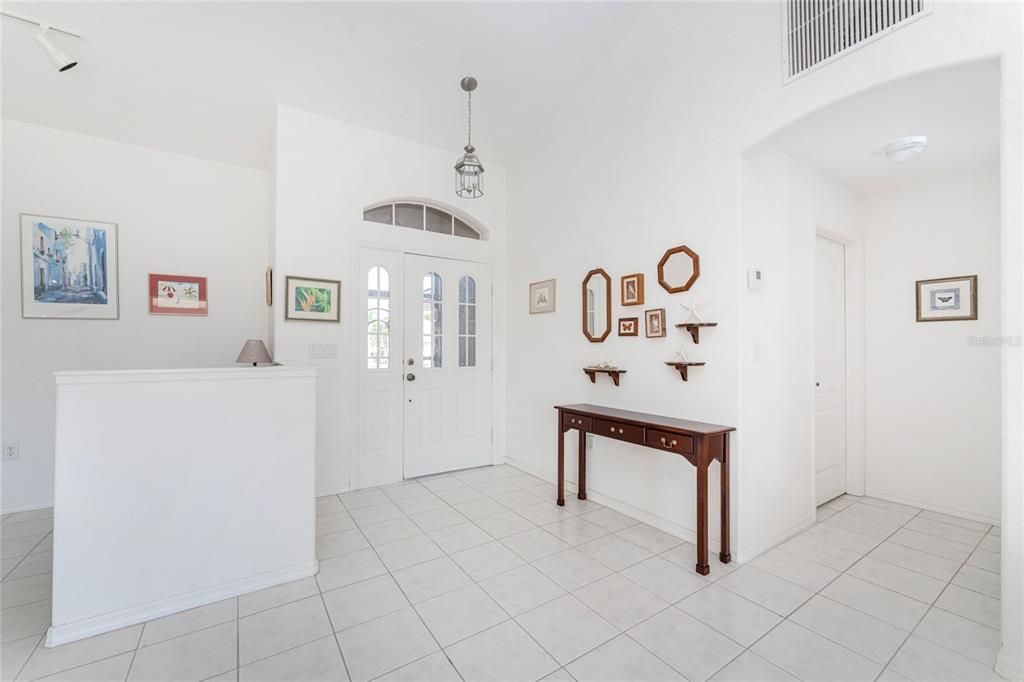 Activo con contrato: $370,000 (3 camas, 2 baños, 1949 Pies cuadrados)