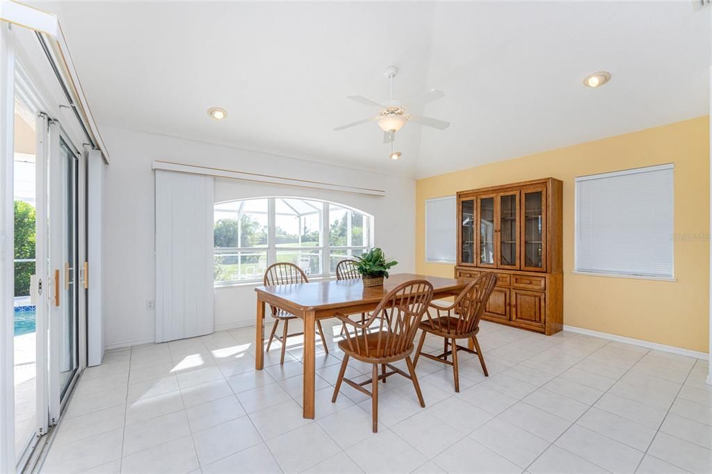 Activo con contrato: $370,000 (3 camas, 2 baños, 1949 Pies cuadrados)