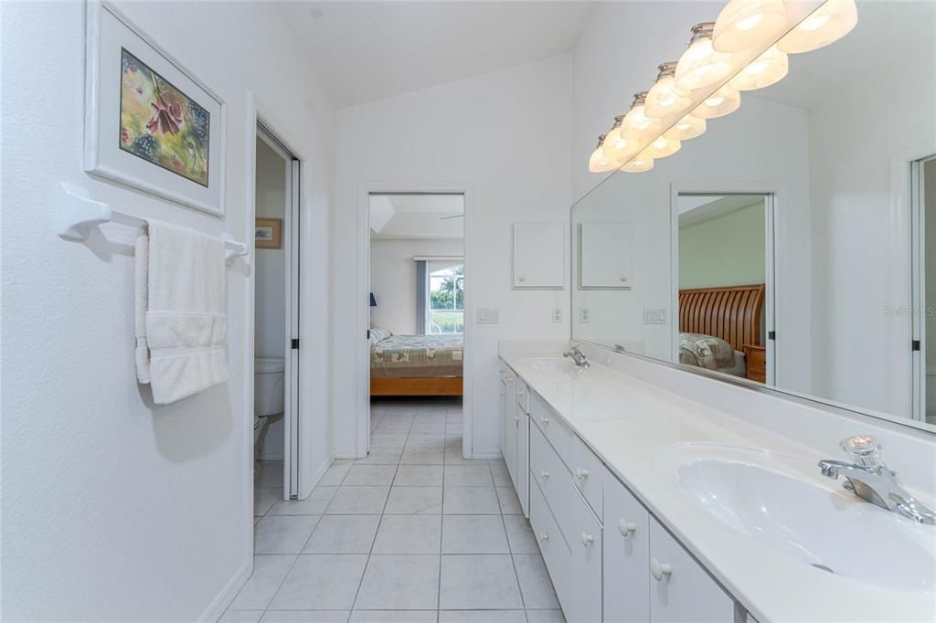 Activo con contrato: $370,000 (3 camas, 2 baños, 1949 Pies cuadrados)