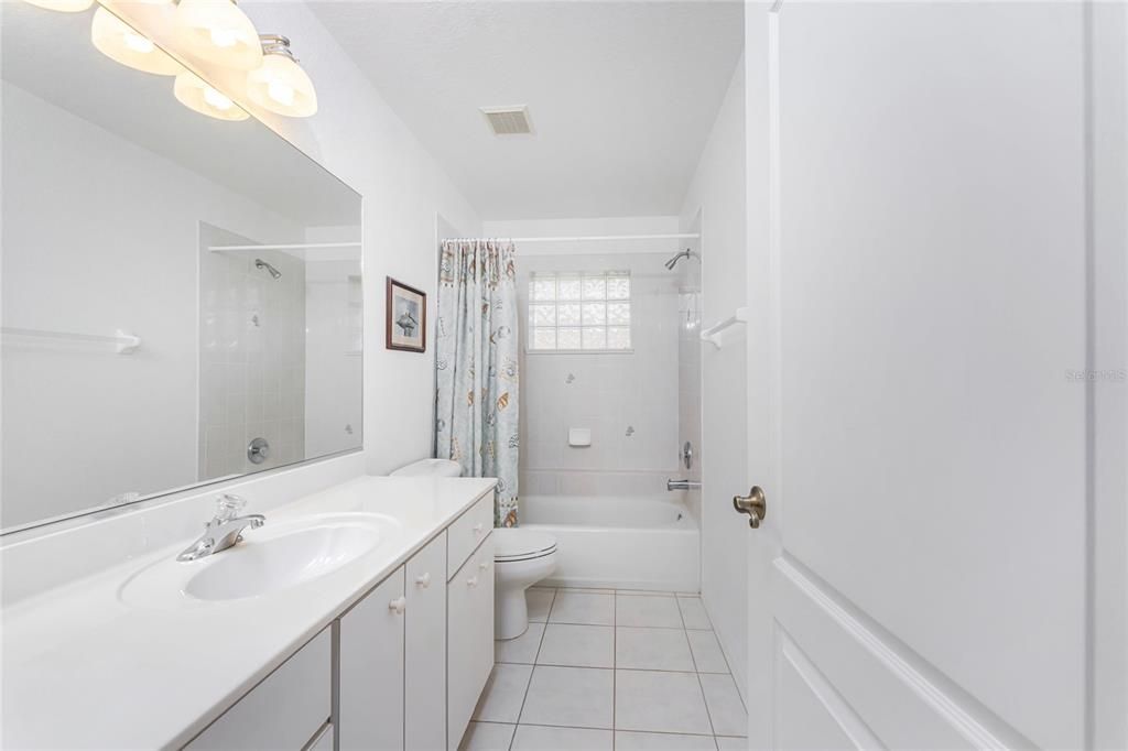 Activo con contrato: $370,000 (3 camas, 2 baños, 1949 Pies cuadrados)