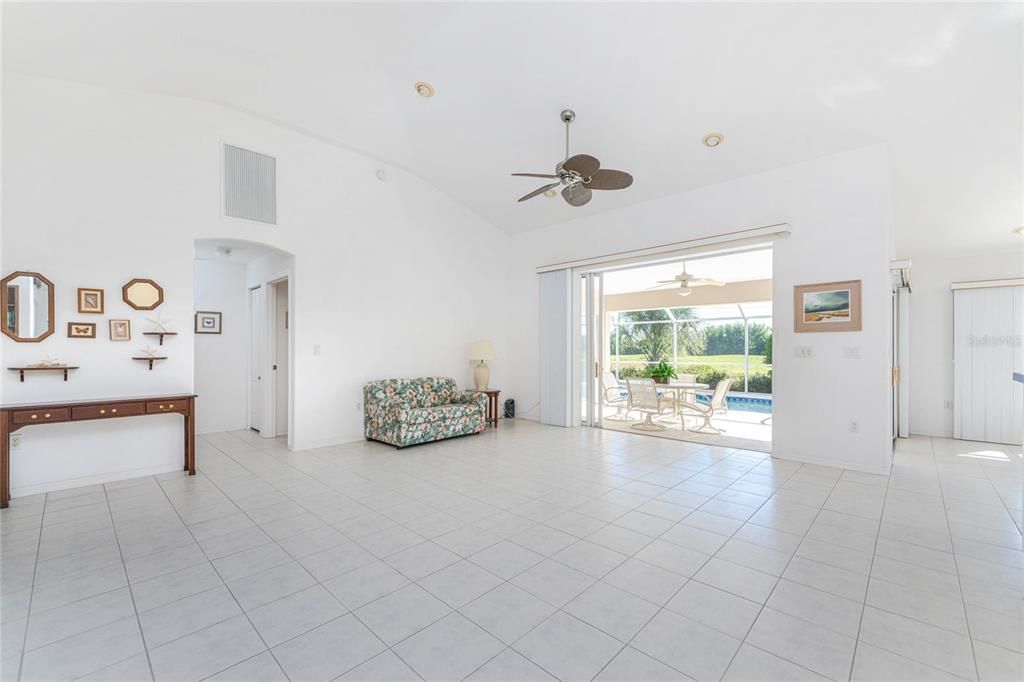 Activo con contrato: $370,000 (3 camas, 2 baños, 1949 Pies cuadrados)