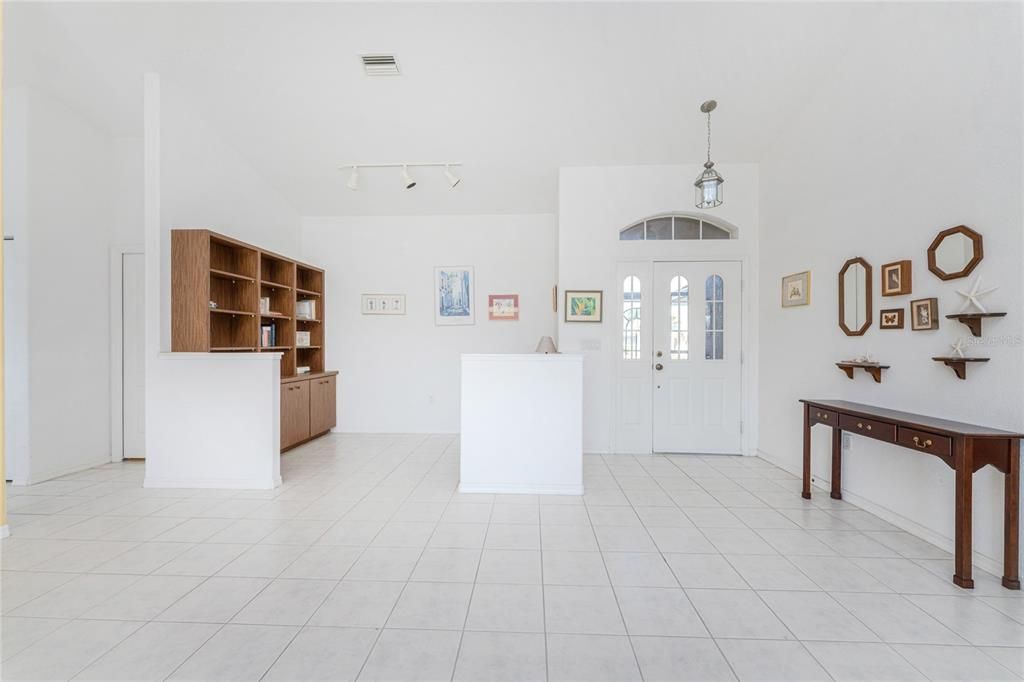 Activo con contrato: $370,000 (3 camas, 2 baños, 1949 Pies cuadrados)