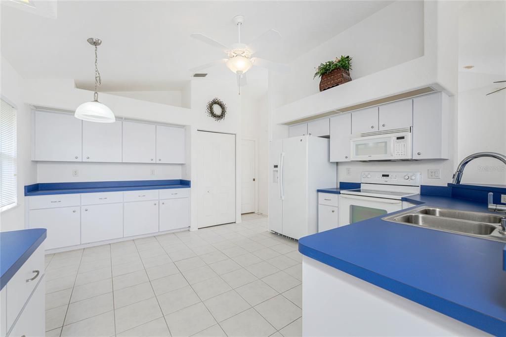 Activo con contrato: $370,000 (3 camas, 2 baños, 1949 Pies cuadrados)