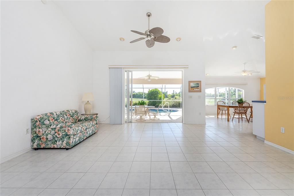 Activo con contrato: $370,000 (3 camas, 2 baños, 1949 Pies cuadrados)