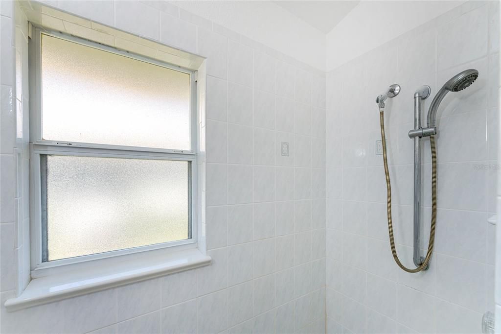 Activo con contrato: $370,000 (3 camas, 2 baños, 1949 Pies cuadrados)