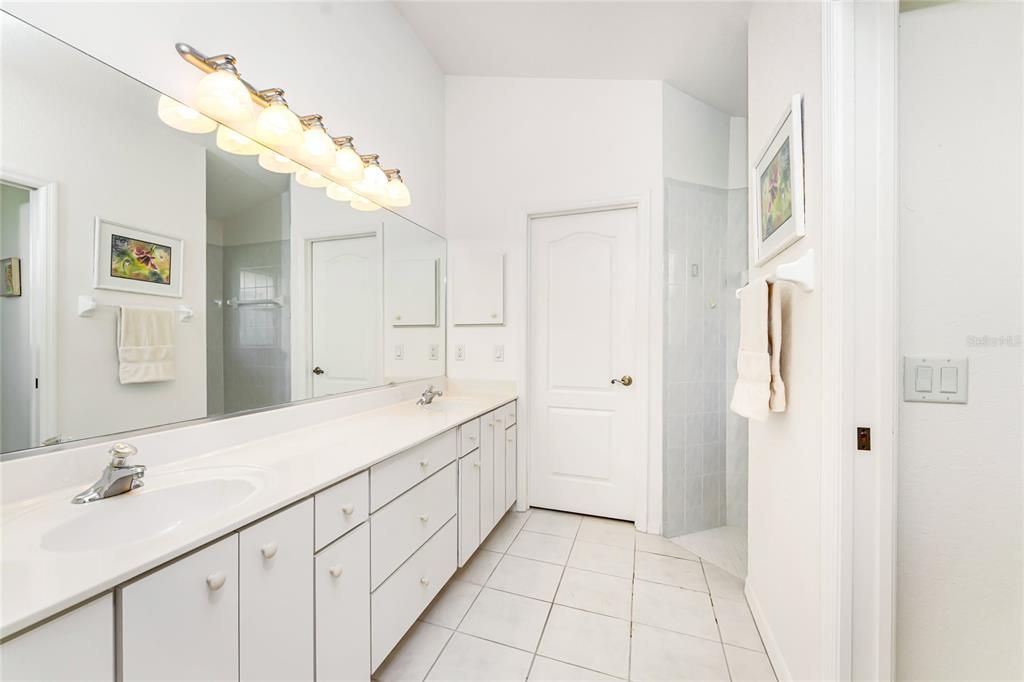 Activo con contrato: $370,000 (3 camas, 2 baños, 1949 Pies cuadrados)