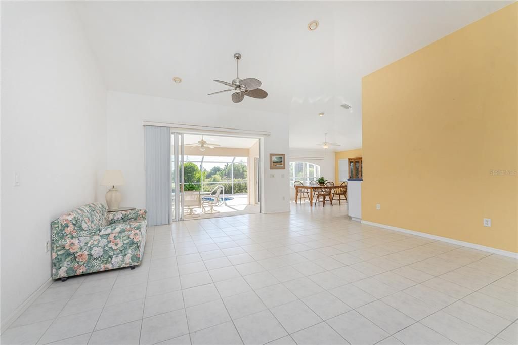 Activo con contrato: $370,000 (3 camas, 2 baños, 1949 Pies cuadrados)