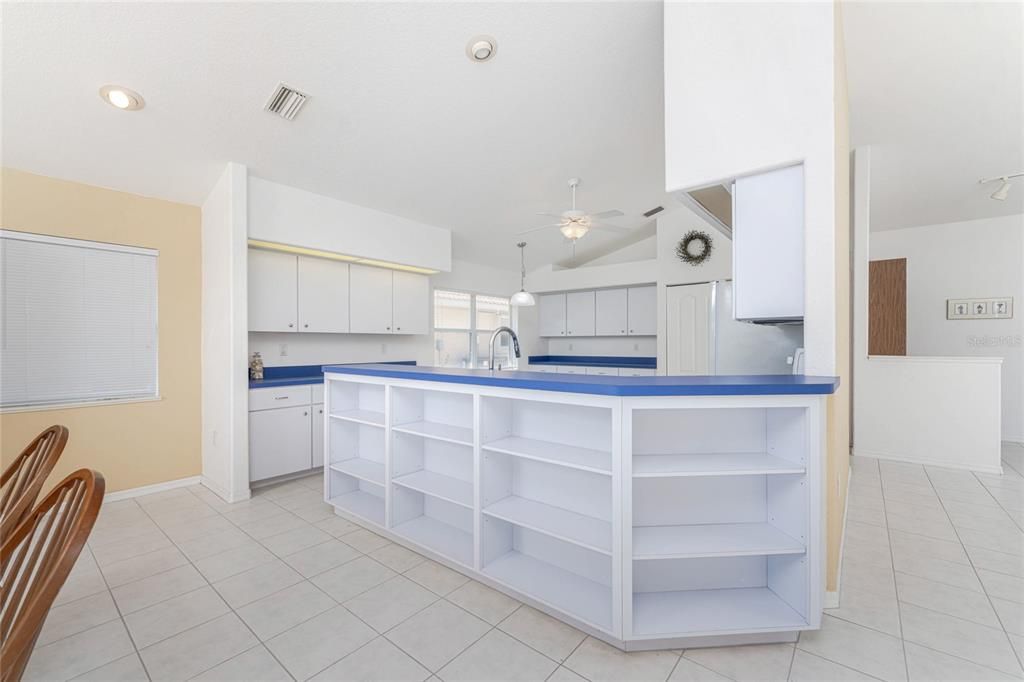 Activo con contrato: $370,000 (3 camas, 2 baños, 1949 Pies cuadrados)