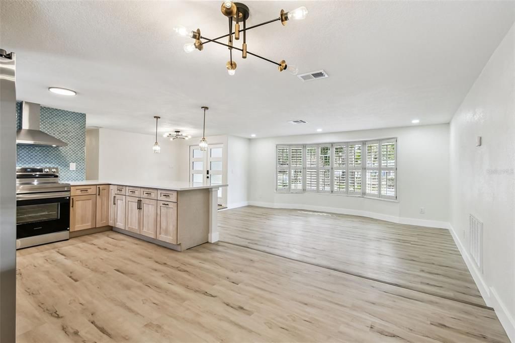 Active With Contract: $499,900 (3 beds, 2 baths, 1431 Square Feet)