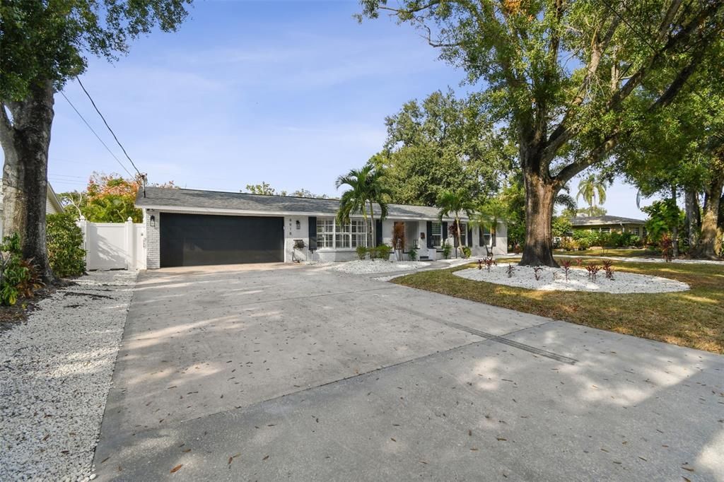 Active With Contract: $499,900 (3 beds, 2 baths, 1431 Square Feet)