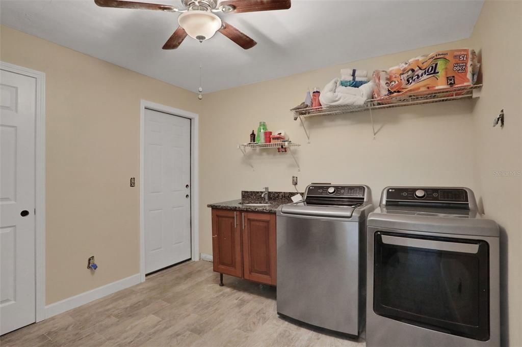 En Venta: $329,900 (3 camas, 2 baños, 1827 Pies cuadrados)