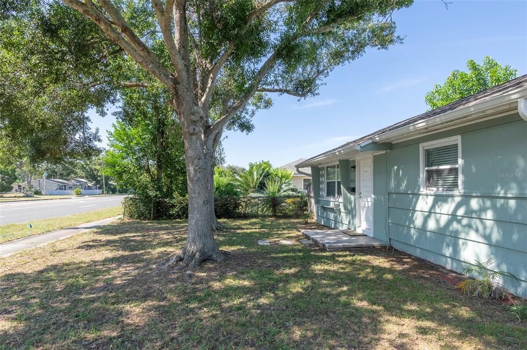 For Sale: $325,000 (3 beds, 1 baths, 888 Square Feet)