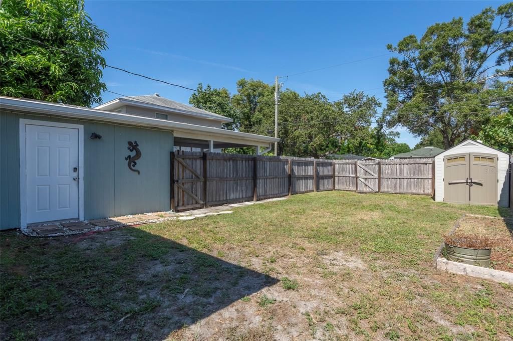 For Sale: $325,000 (3 beds, 1 baths, 888 Square Feet)