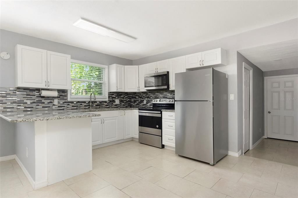 For Sale: $325,000 (3 beds, 1 baths, 888 Square Feet)