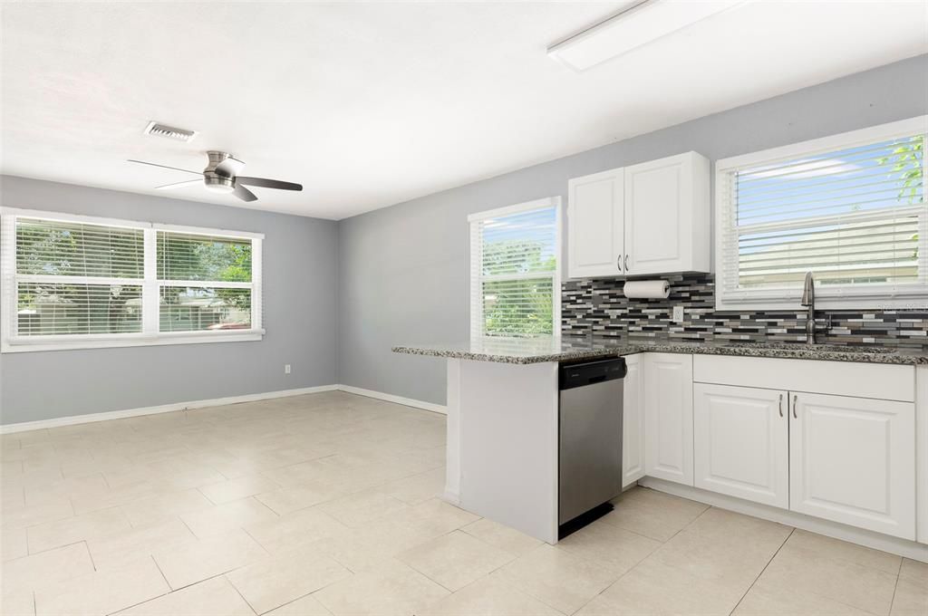 For Sale: $325,000 (3 beds, 1 baths, 888 Square Feet)