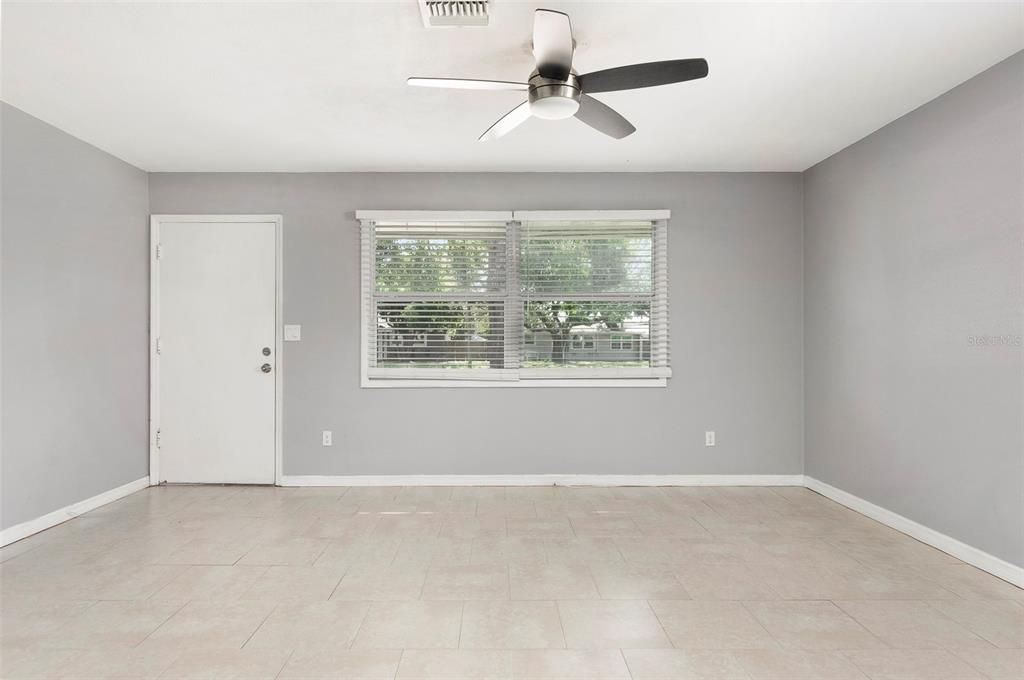 For Sale: $325,000 (3 beds, 1 baths, 888 Square Feet)