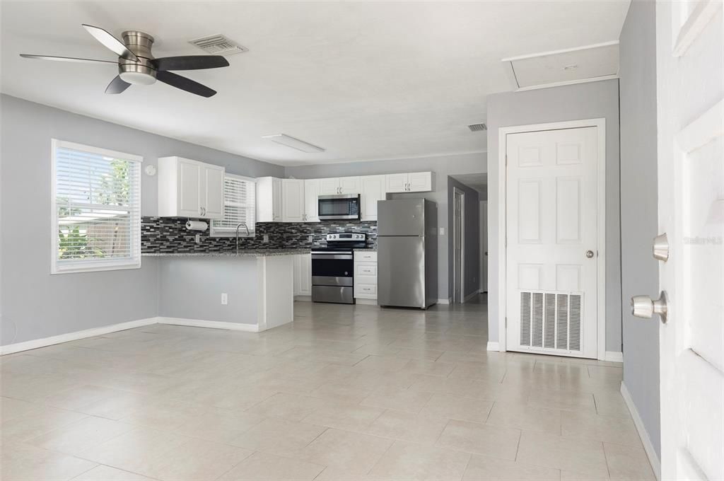 For Sale: $325,000 (3 beds, 1 baths, 888 Square Feet)