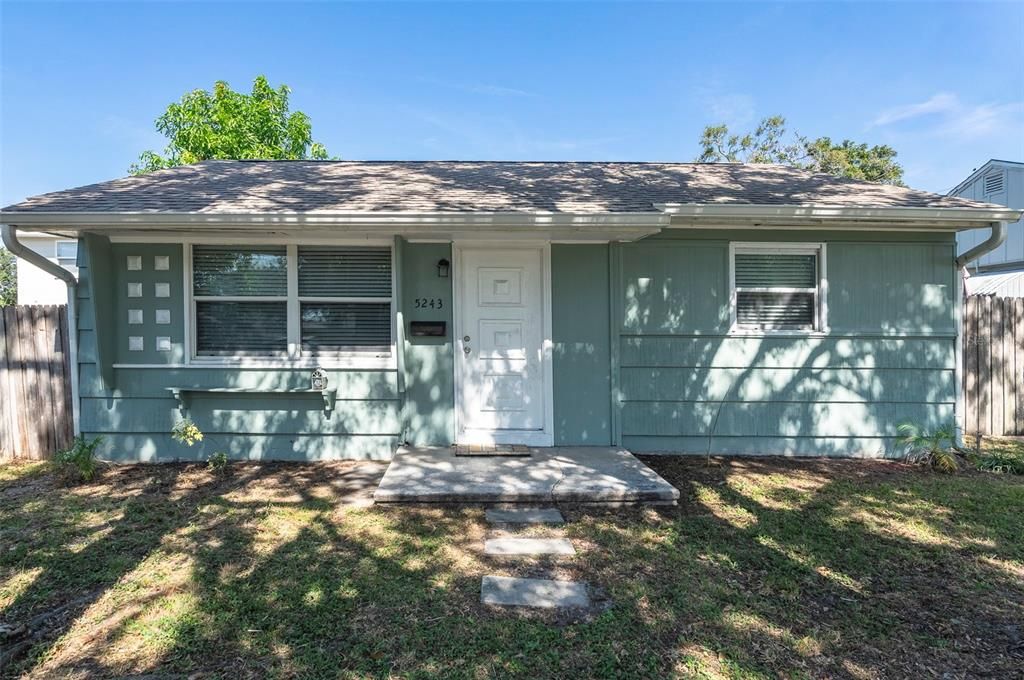 For Sale: $325,000 (3 beds, 1 baths, 888 Square Feet)