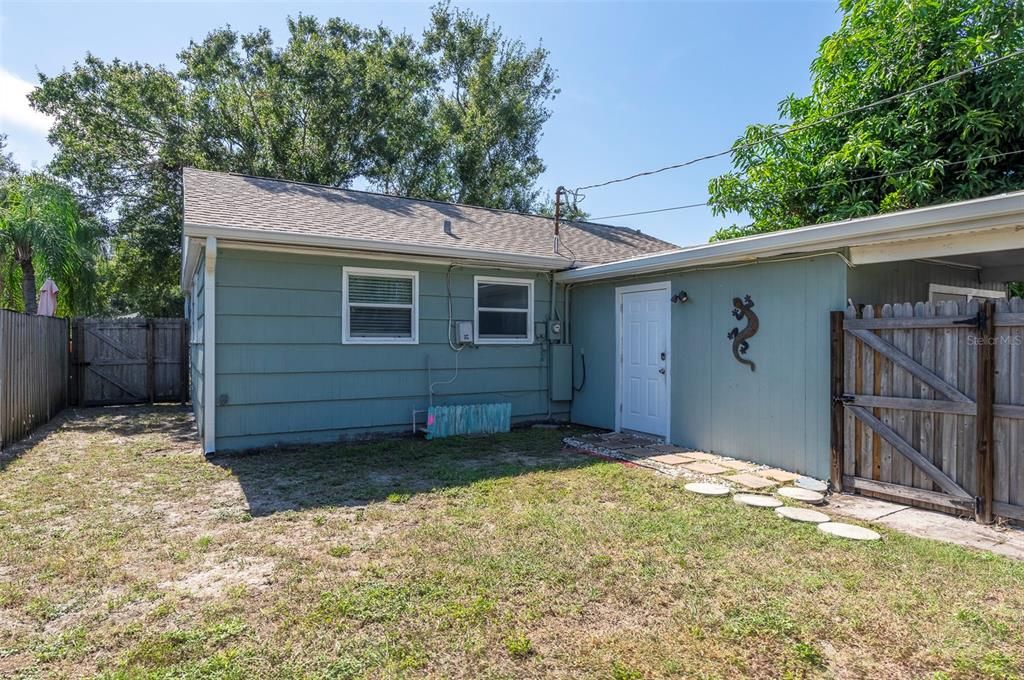 For Sale: $325,000 (3 beds, 1 baths, 888 Square Feet)