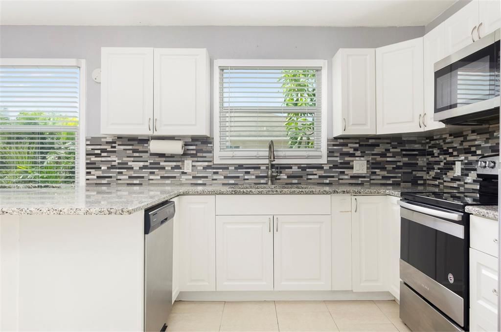 For Sale: $325,000 (3 beds, 1 baths, 888 Square Feet)