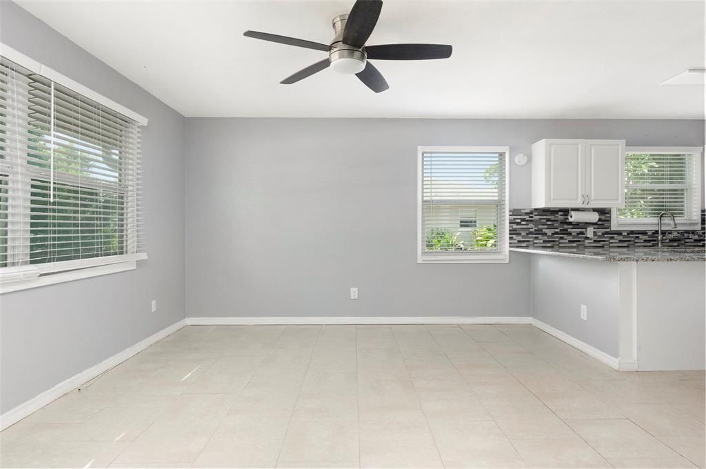 For Sale: $325,000 (3 beds, 1 baths, 888 Square Feet)