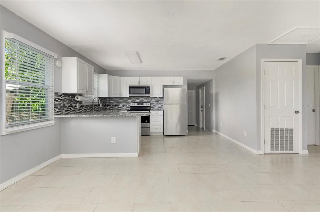 For Sale: $325,000 (3 beds, 1 baths, 888 Square Feet)