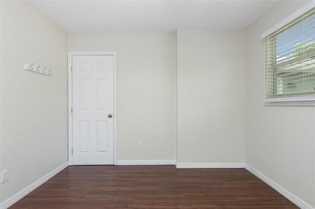 For Sale: $325,000 (3 beds, 1 baths, 888 Square Feet)