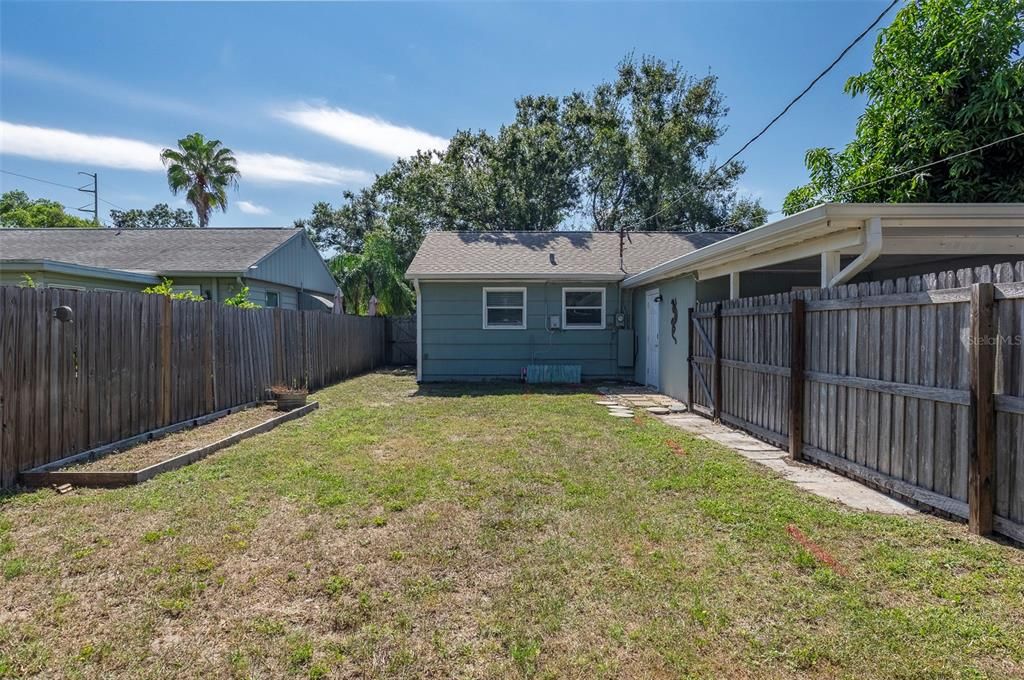 For Sale: $325,000 (3 beds, 1 baths, 888 Square Feet)