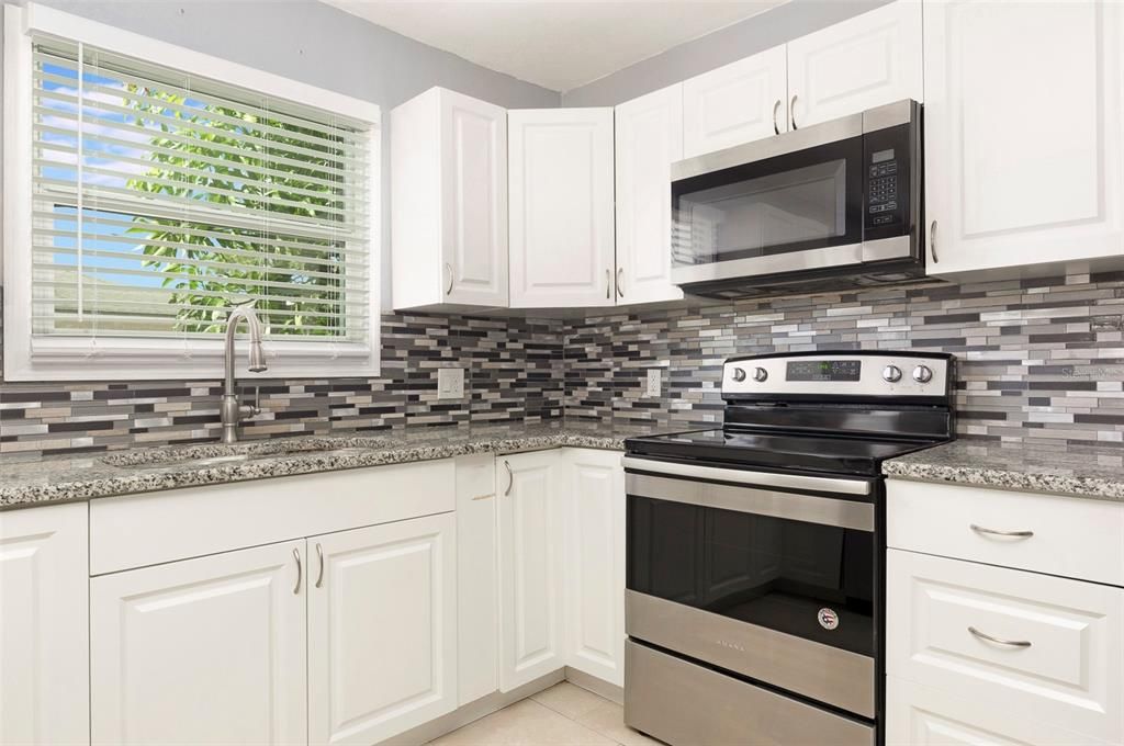 For Sale: $325,000 (3 beds, 1 baths, 888 Square Feet)