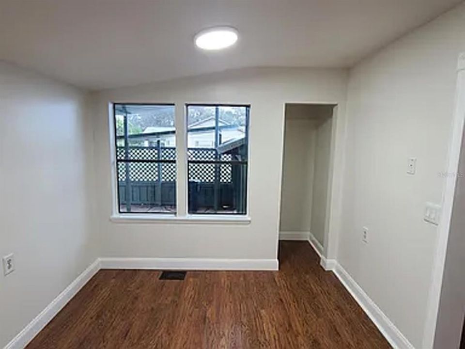 For Sale: $235,000 (2 beds, 2 baths, 989 Square Feet)