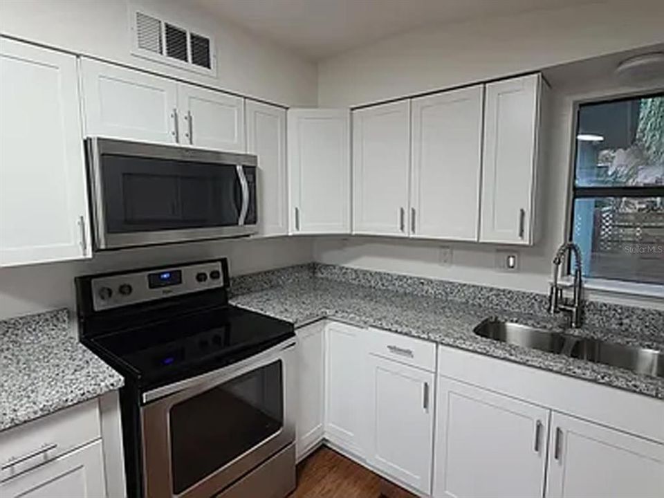 For Sale: $235,000 (2 beds, 2 baths, 989 Square Feet)
