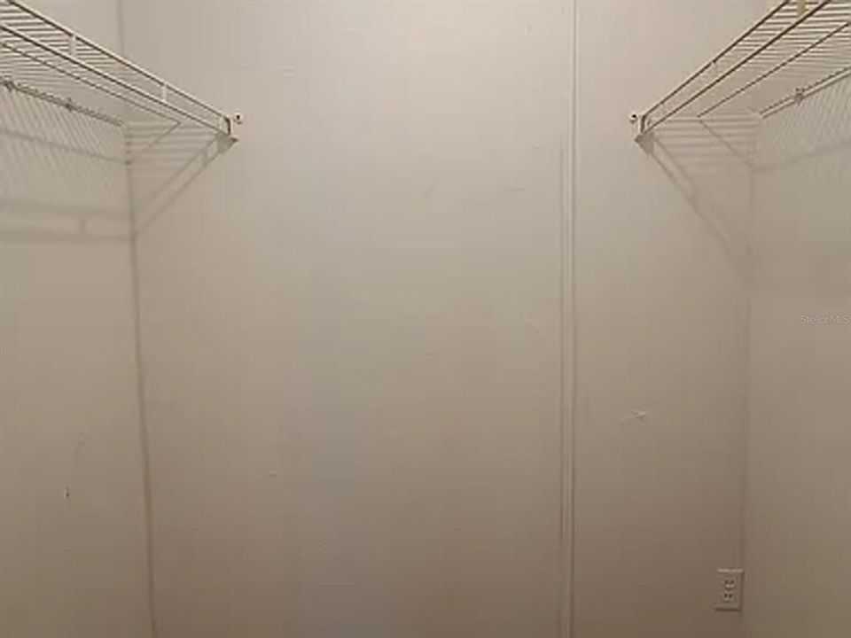 For Sale: $235,000 (2 beds, 2 baths, 989 Square Feet)