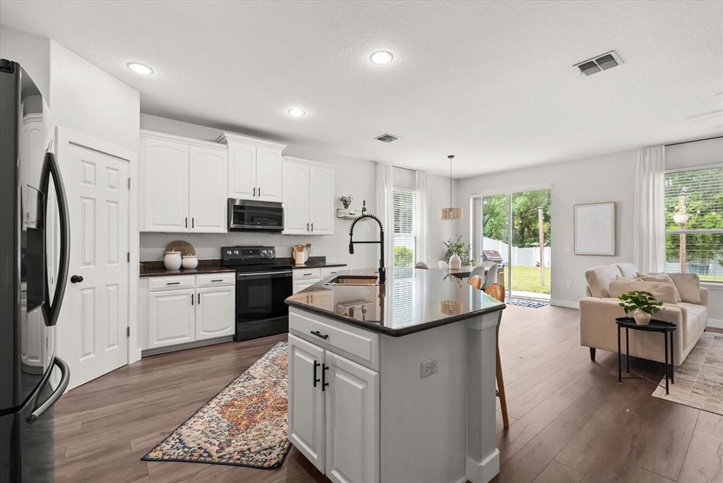 Activo con contrato: $579,000 (4 camas, 2 baños, 2533 Pies cuadrados)