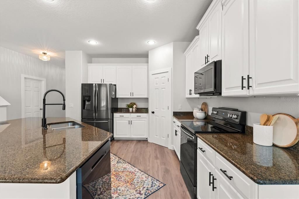 Activo con contrato: $579,000 (4 camas, 2 baños, 2533 Pies cuadrados)