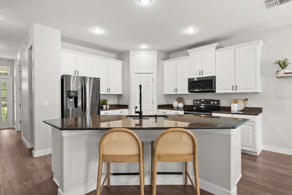 Activo con contrato: $579,000 (4 camas, 2 baños, 2533 Pies cuadrados)