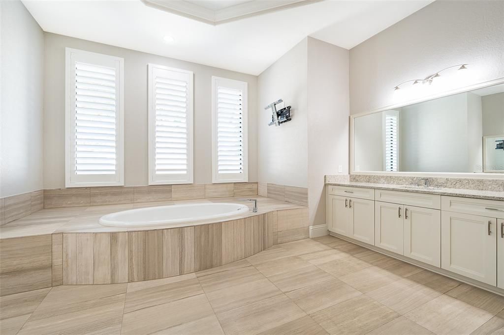 For Rent: $14,800 (6 beds, 7 baths, 7337 Square Feet)