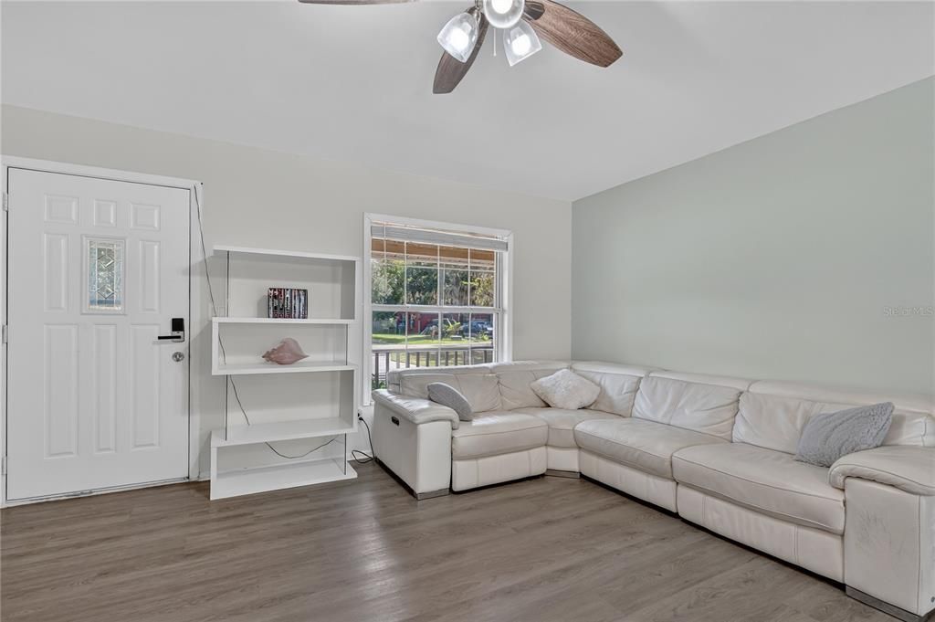 合同活跃: $344,900 (4 贝兹, 1 浴室, 1364 平方英尺)