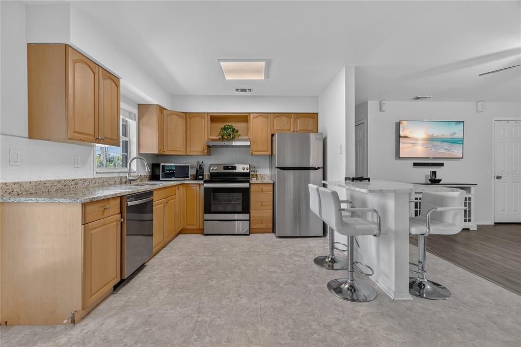 合同活跃: $344,900 (4 贝兹, 1 浴室, 1364 平方英尺)