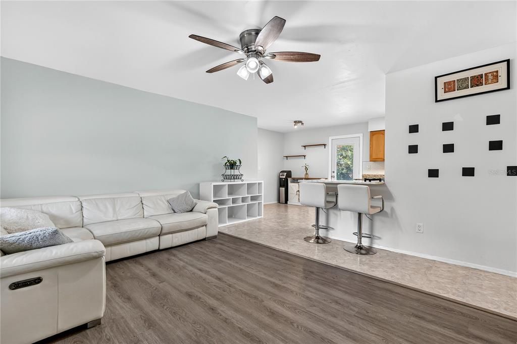 合同活跃: $344,900 (4 贝兹, 1 浴室, 1364 平方英尺)