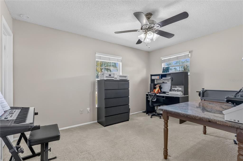 合同活跃: $344,900 (4 贝兹, 1 浴室, 1364 平方英尺)