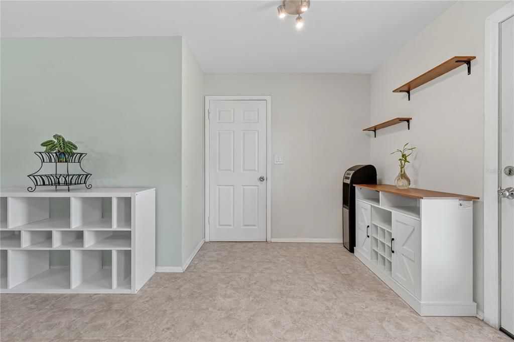 合同活跃: $344,900 (4 贝兹, 1 浴室, 1364 平方英尺)