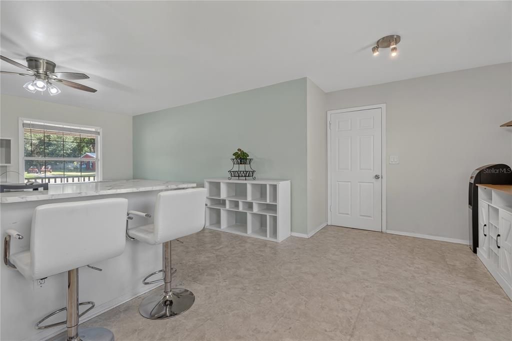 合同活跃: $344,900 (4 贝兹, 1 浴室, 1364 平方英尺)