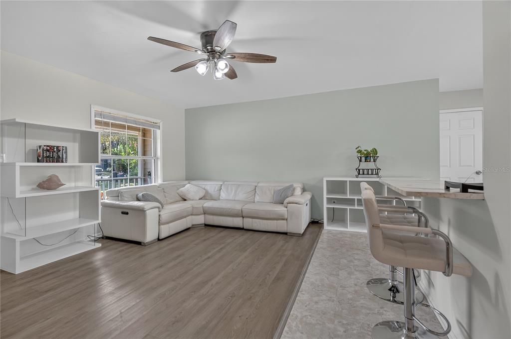 合同活跃: $344,900 (4 贝兹, 1 浴室, 1364 平方英尺)