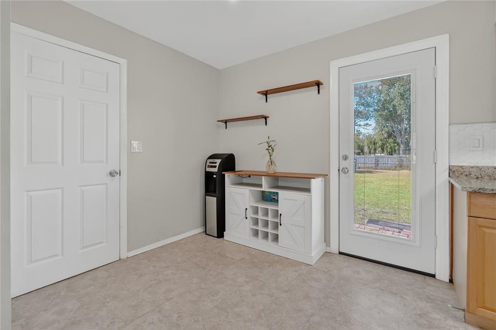 合同活跃: $344,900 (4 贝兹, 1 浴室, 1364 平方英尺)