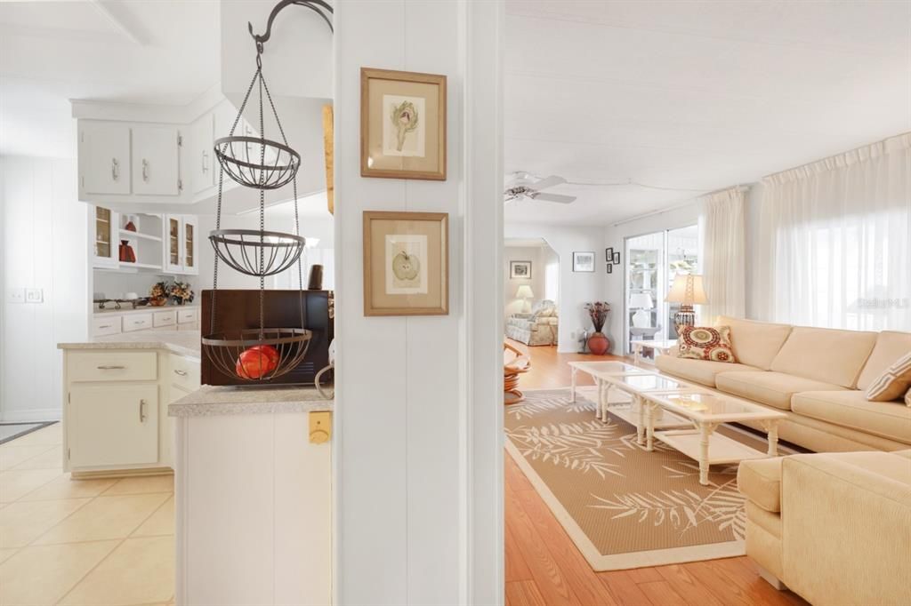 For Sale: $162,000 (2 beds, 2 baths, 1256 Square Feet)