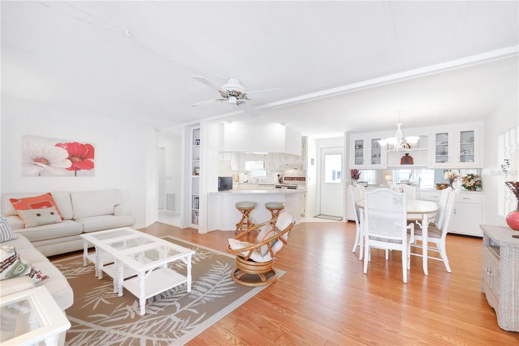 For Sale: $162,000 (2 beds, 2 baths, 1256 Square Feet)